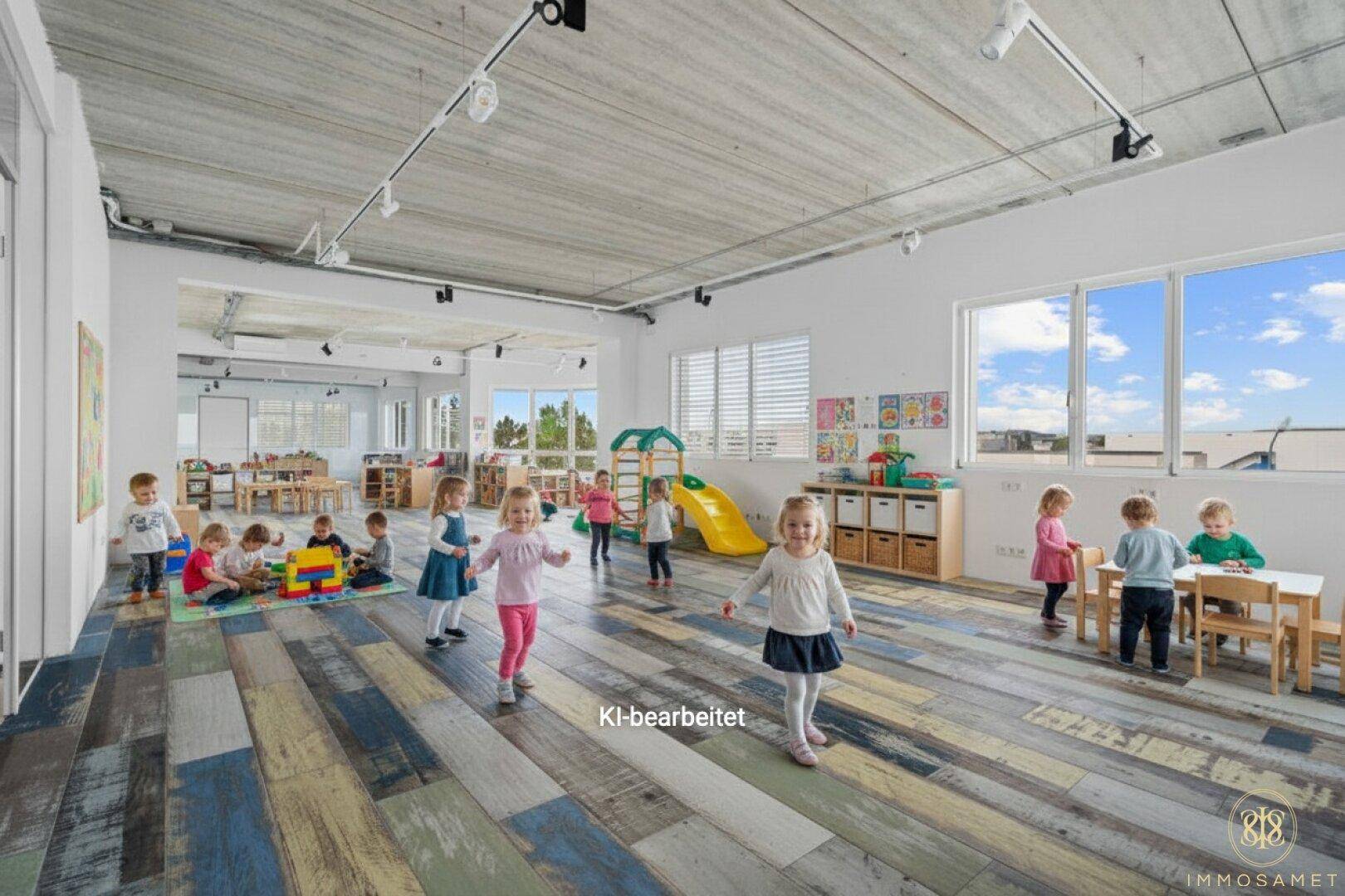 Großer, heller Spielraum mit bunten Holzböden, vielen Fenstern und Spielbereichen für Kinder.