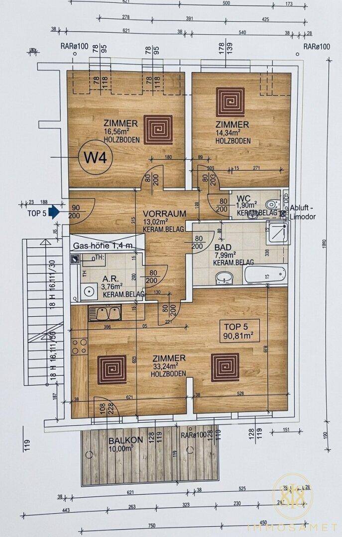Grundriss der Wohnung W4 mit drei Zimmern, Balkon und Keramikbelag in Vorraum und Bad.