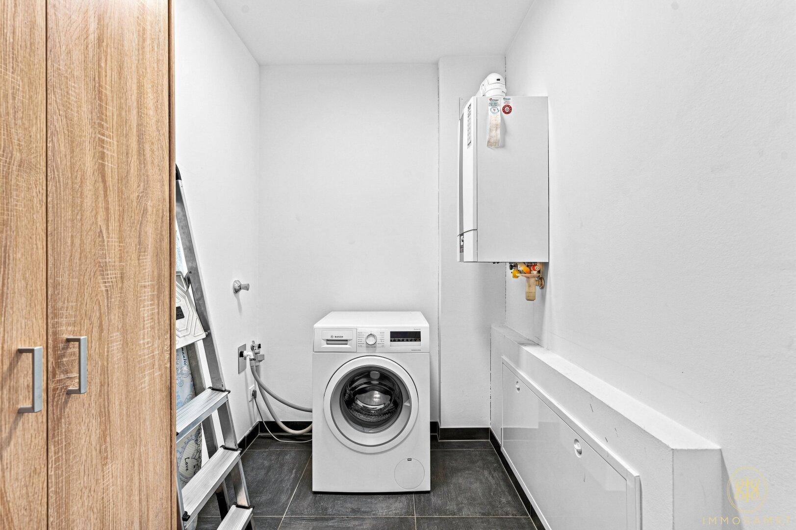 Praktischer Hauswirtschaftsraum mit Waschmaschine, Heizungsanlage und zusätzlichem Stauraum.