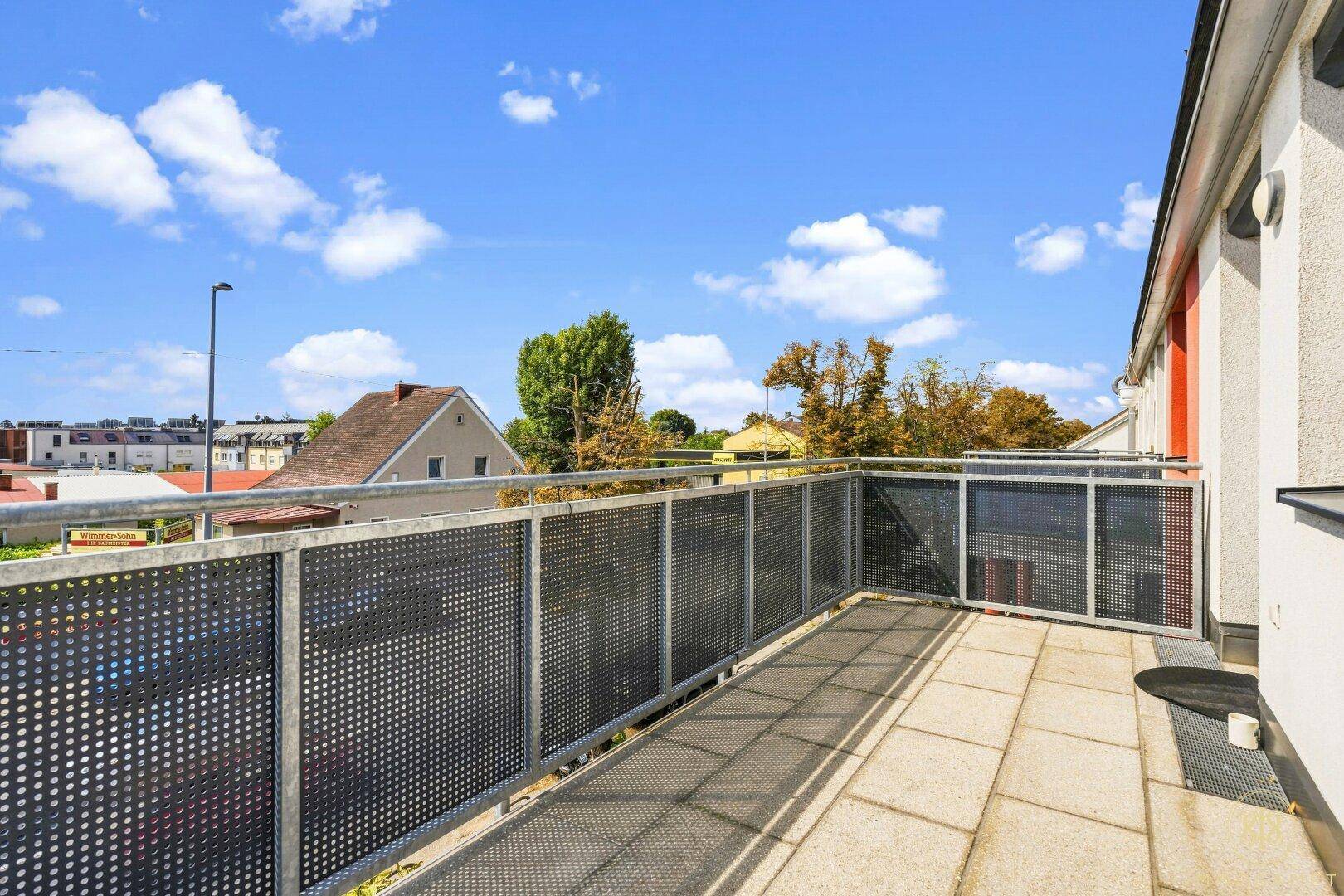 Heller Balkon mit weitem Blick und ausreichend Platz für Gartenmöbel und Pflanzen.