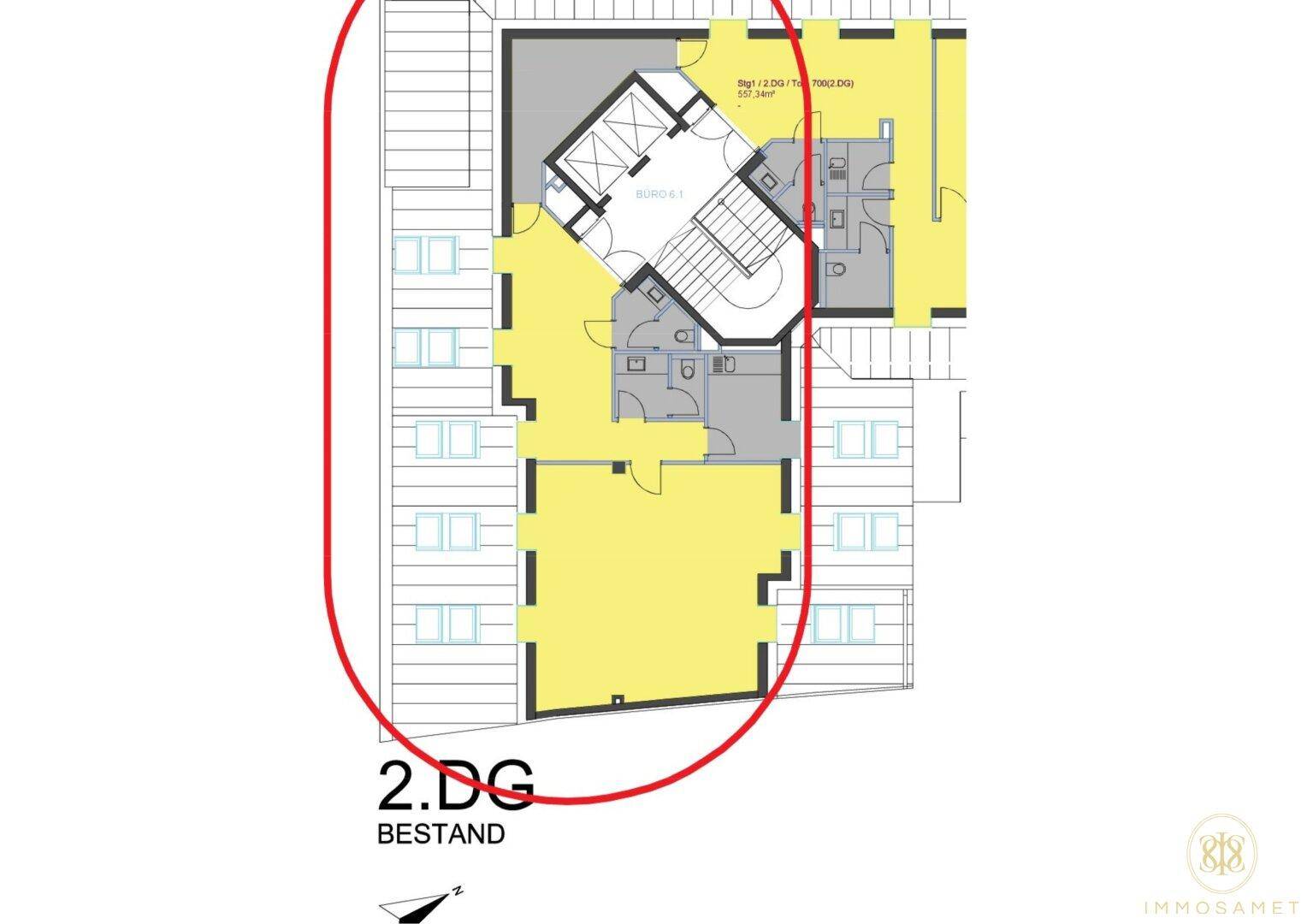 Grundriss des zweiten Dachgeschosses mit Büroräumen, zentralem Treppenhaus und Aufzug.