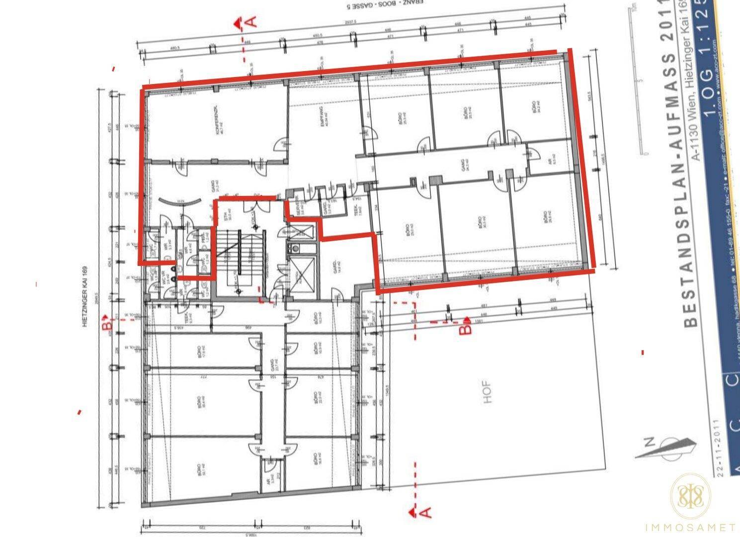 Grundriss eines Gebäudegeschosses mit mehreren Büroräumen, einem Hof und detaillierten Abmessungen.