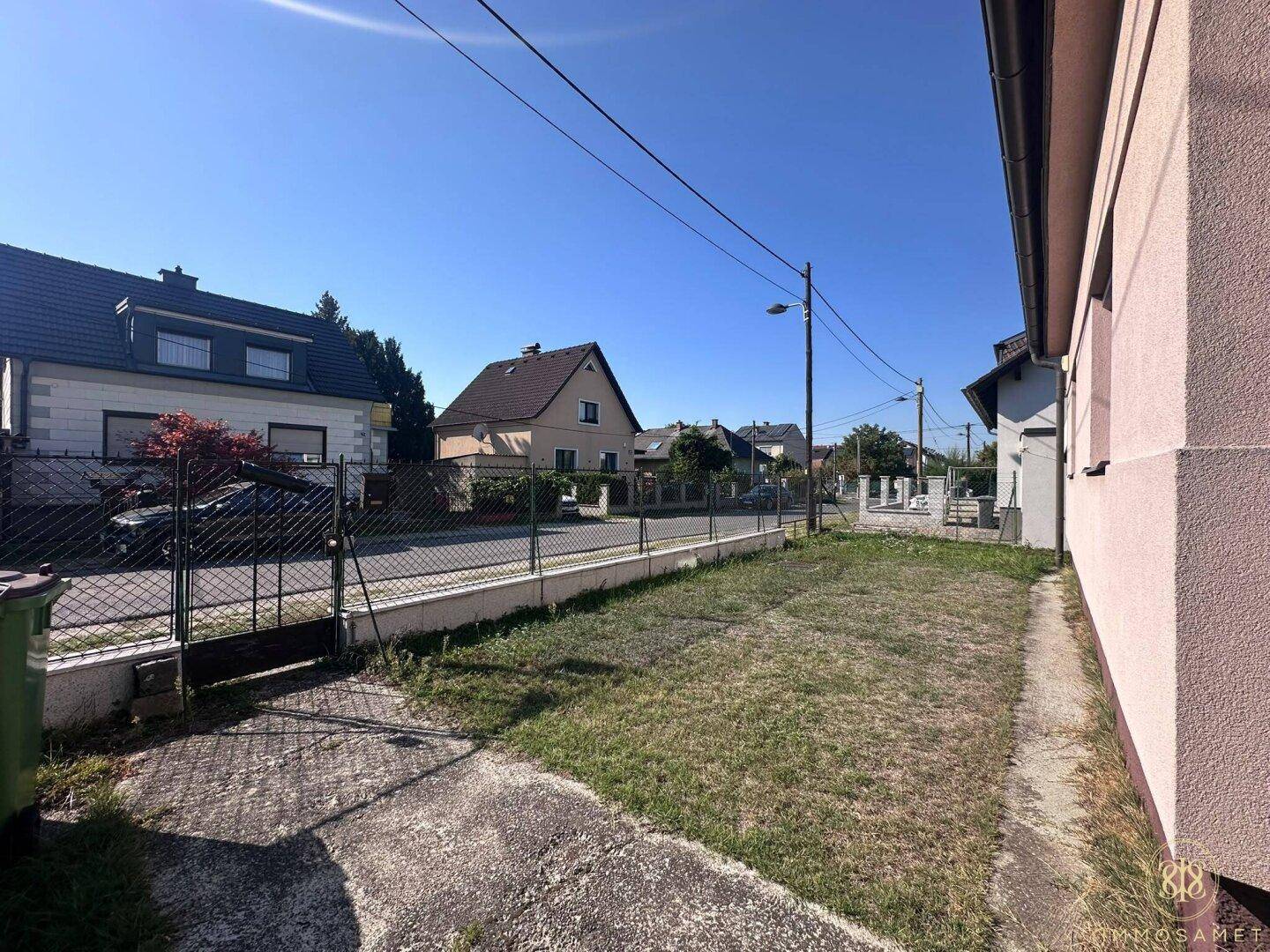 Seitenansicht des Hauses mit Vorgarten und Blick auf die ruhige Wohnstraße.