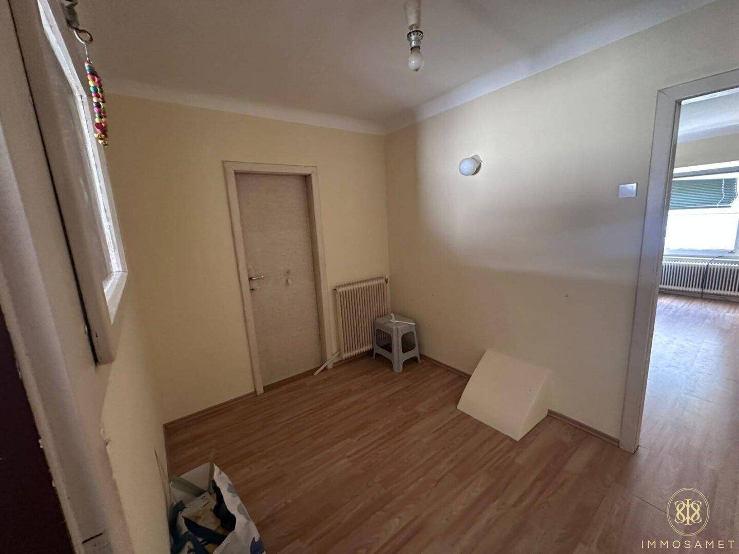Kleiner Raum mit Laminatboden und hellem Anstrich, vielseitig nutzbar als Gästezimmer oder Büro.