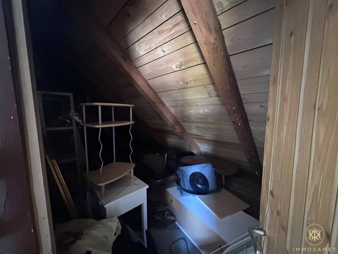 Geräumiger Abstellraum im Dachgeschoss mit Holzbalken und viel Stauraum für Lagerung.