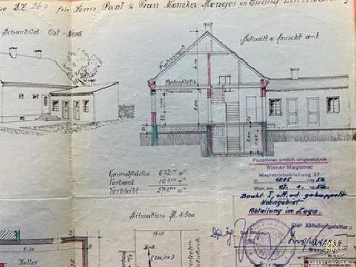 Architektonische Zeichnungen eines Hauses mit verschiedenen Ansichten und einem Schnitt durch das Gebäude.