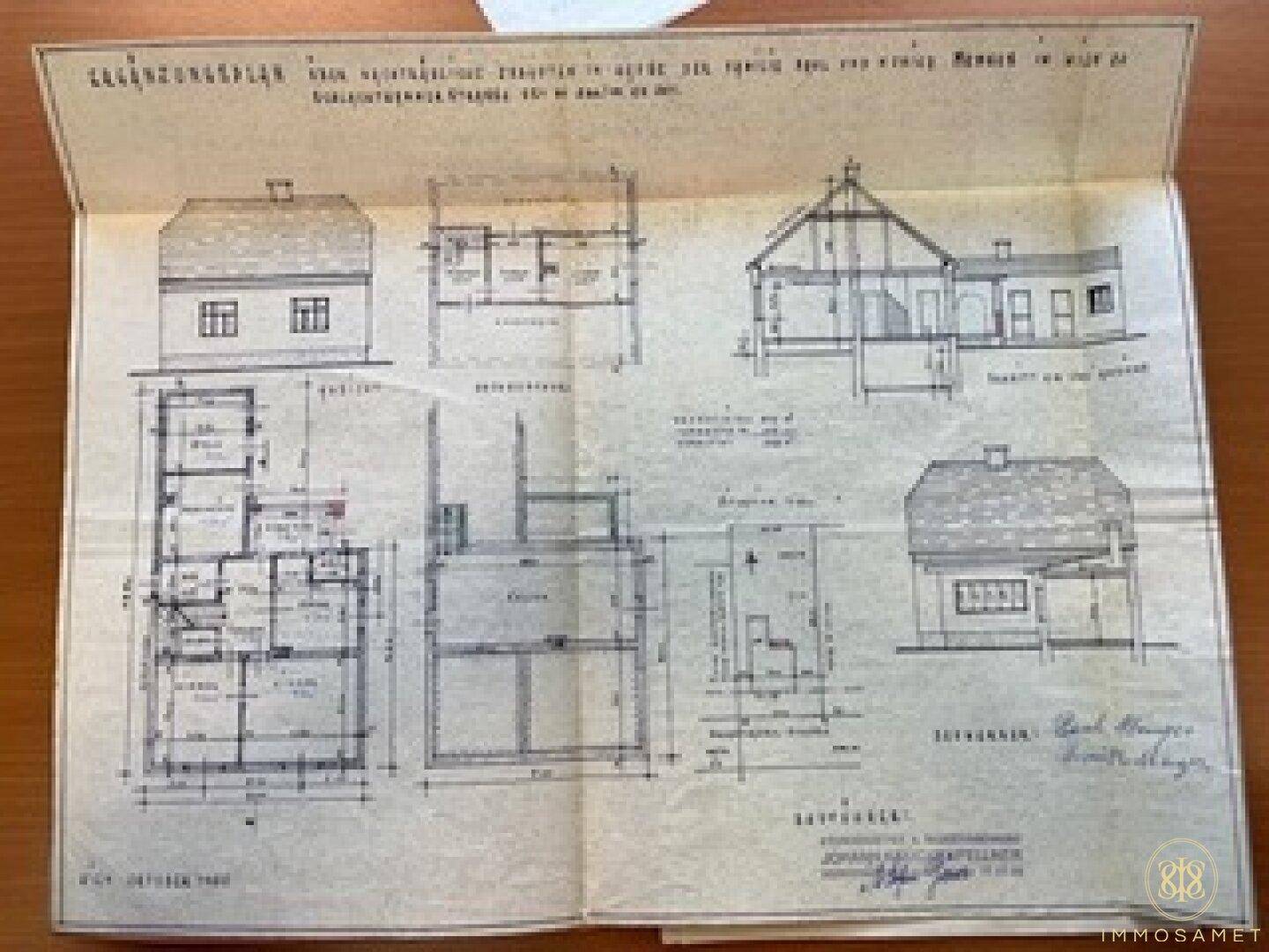 Übersichtliche Darstellung mehrerer Grundrisse und Gebäudeansichten auf einem historischen Bauplan.