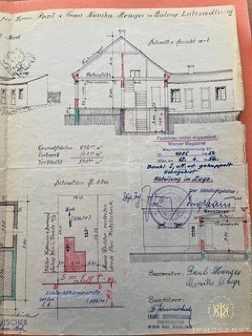 Historische Baupläne mit Gebäudeansichten, Schnitten und einem Lageplan, inklusive amtlicher Stempel.