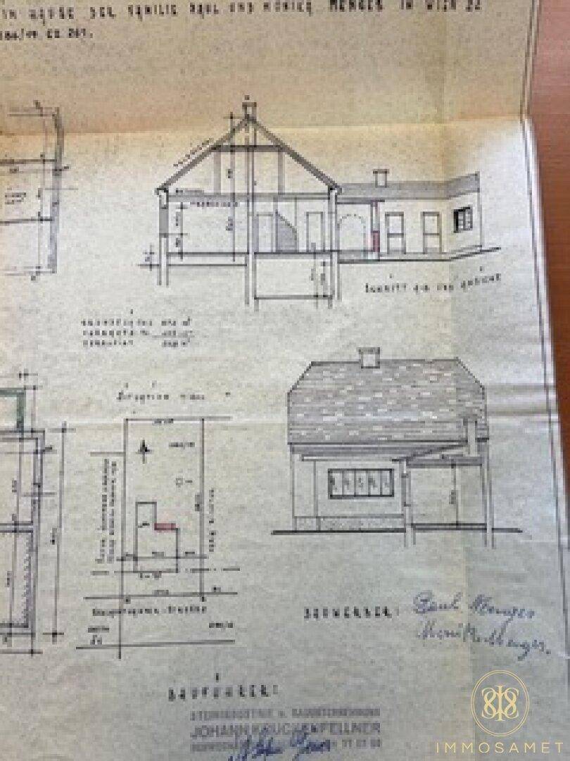 Architektonische Zeichnungen mit Ansichten und Schnitten eines Hauses, inklusive Dach- und Kellerdetails.