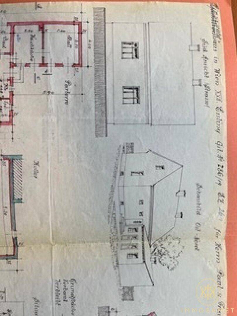 Historische Baupläne mit Grundrissdetails und verschiedenen Außenansichten des Gebäudes.