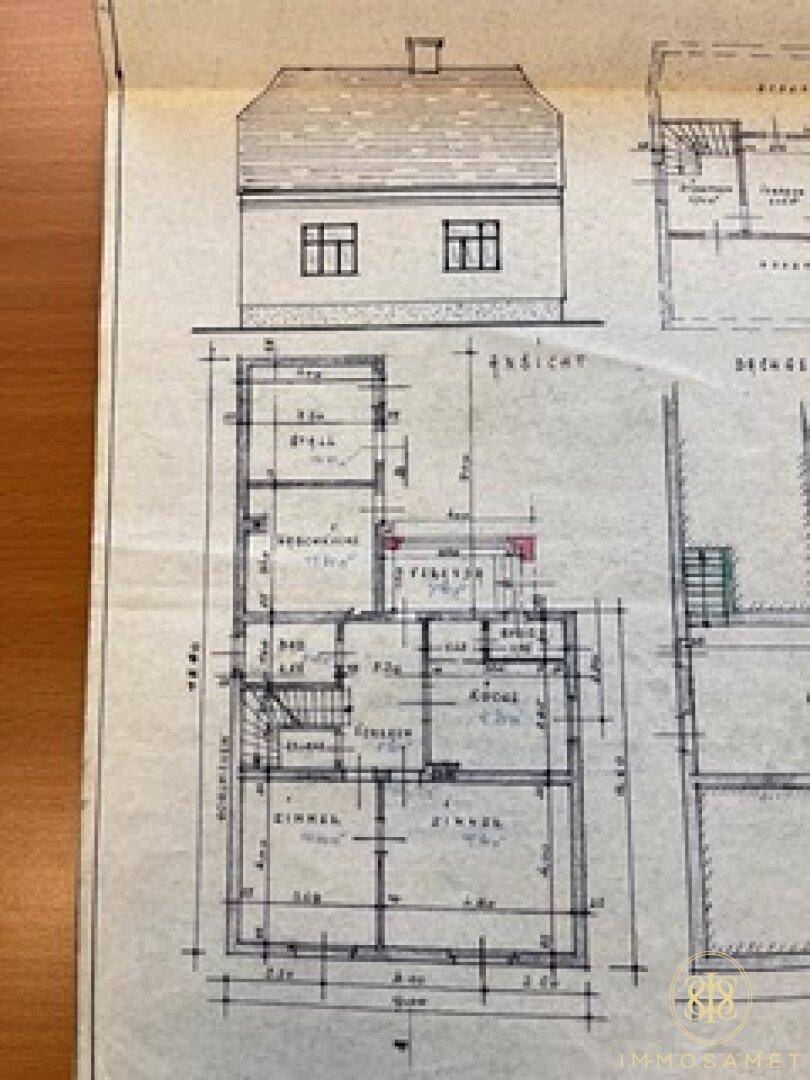 Detaillierter Grundriss eines Obergeschosses mit Zimmern, Bad und Treppenhaus, sowie einer Gebäudeansicht.