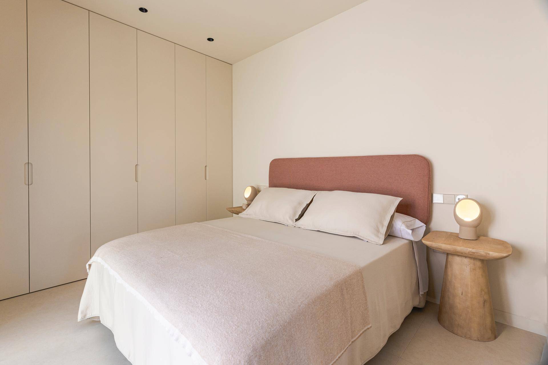 Gemütliches Schlafzimmer mit Einbauschränken und modernem Bett, hell und einladend.