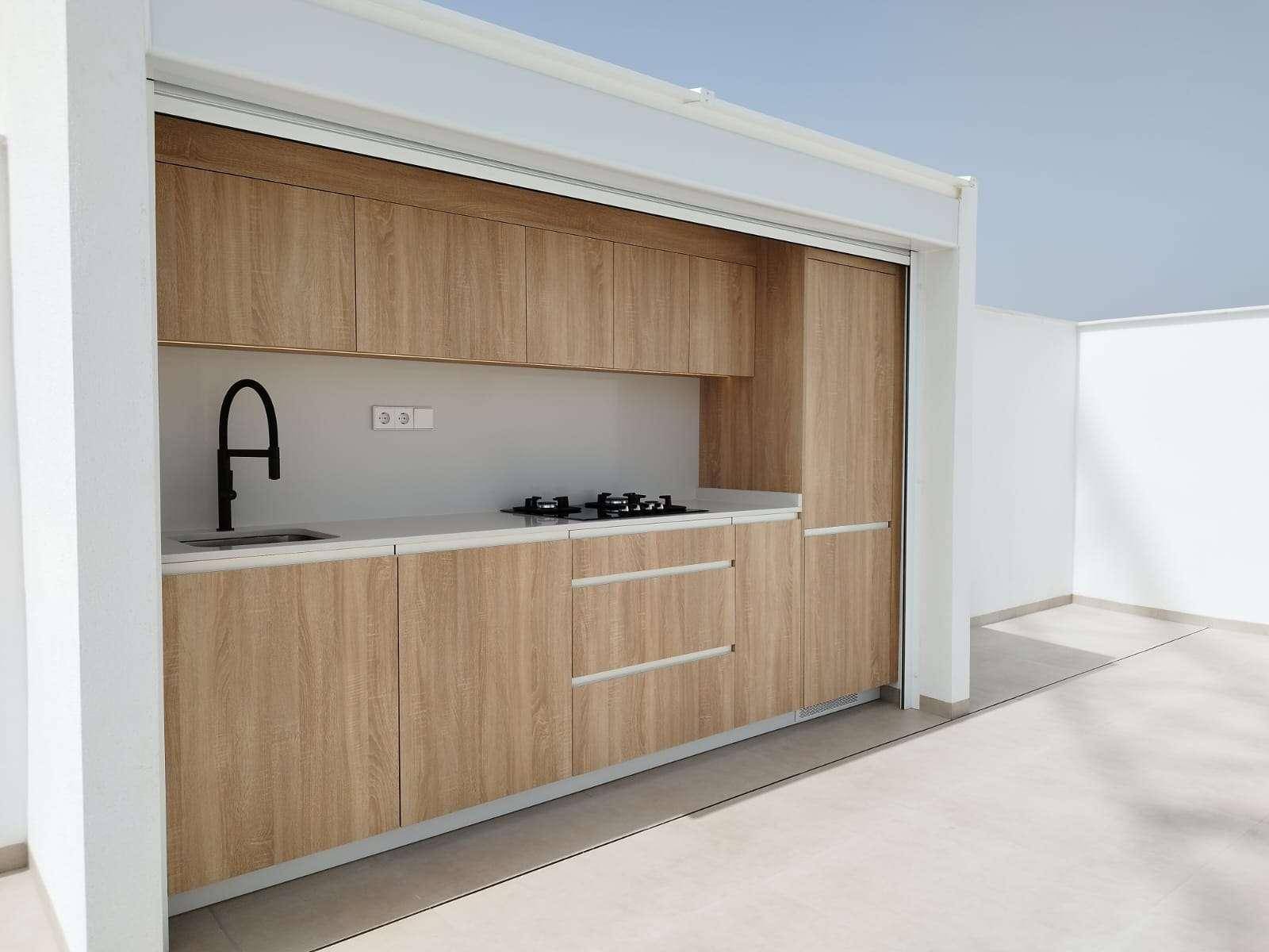 Moderne Außenküche mit Holzfronten, Spüle und Kochfeld auf der Dachterrasse.