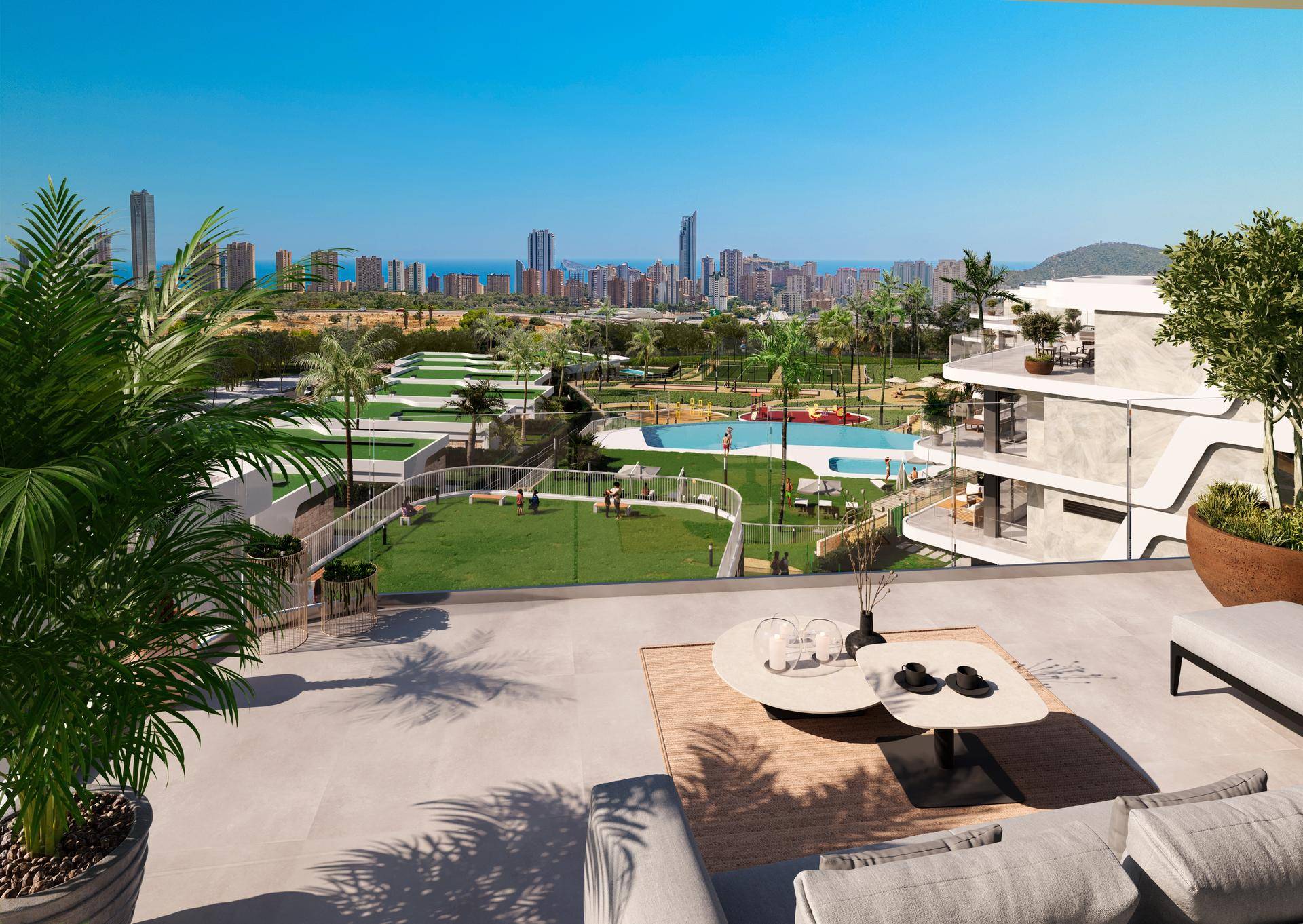 Großzügige Terrasse mit modernen Möbeln und Panoramablick auf Stadt und Meer.