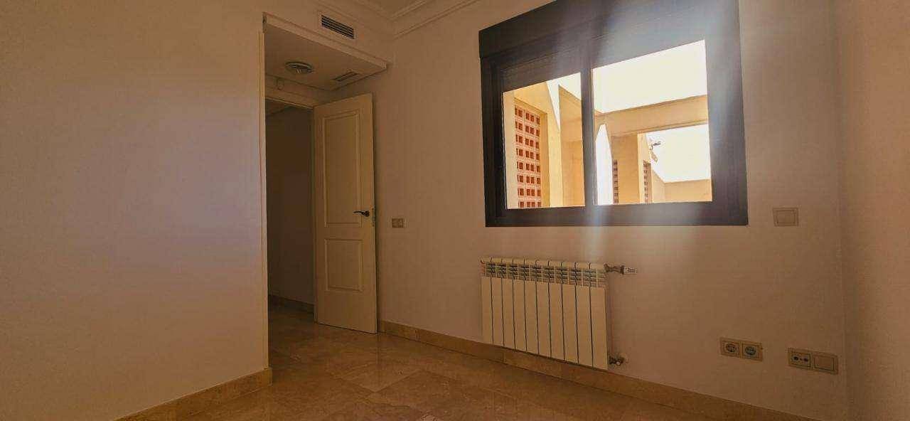 Helles Zimmer mit Fenster und Heizkörper, ideal als Schlaf- oder Arbeitszimmer.