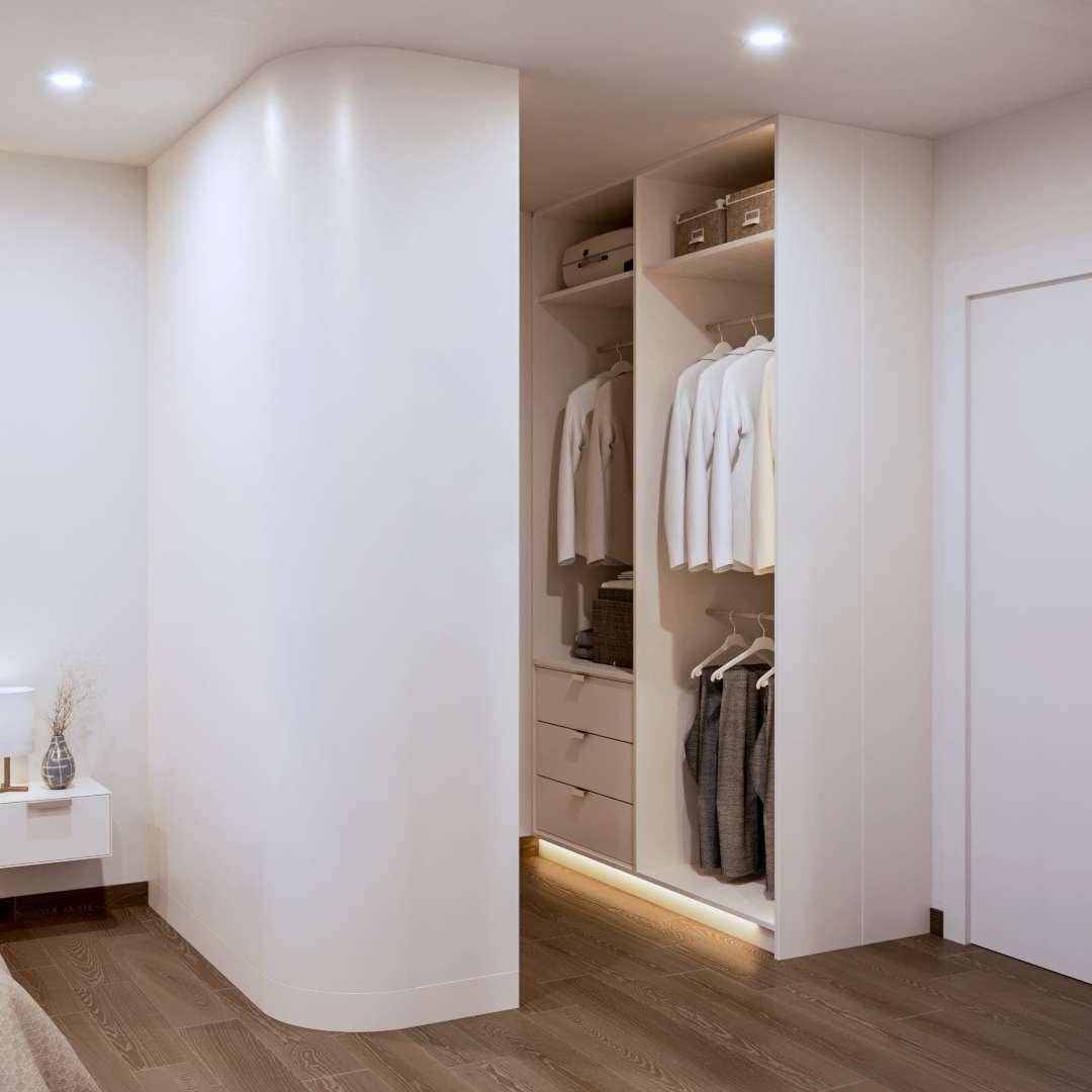 Praktischer begehbarer Kleiderschrank mit viel Stauraum und integrierter Beleuchtung.