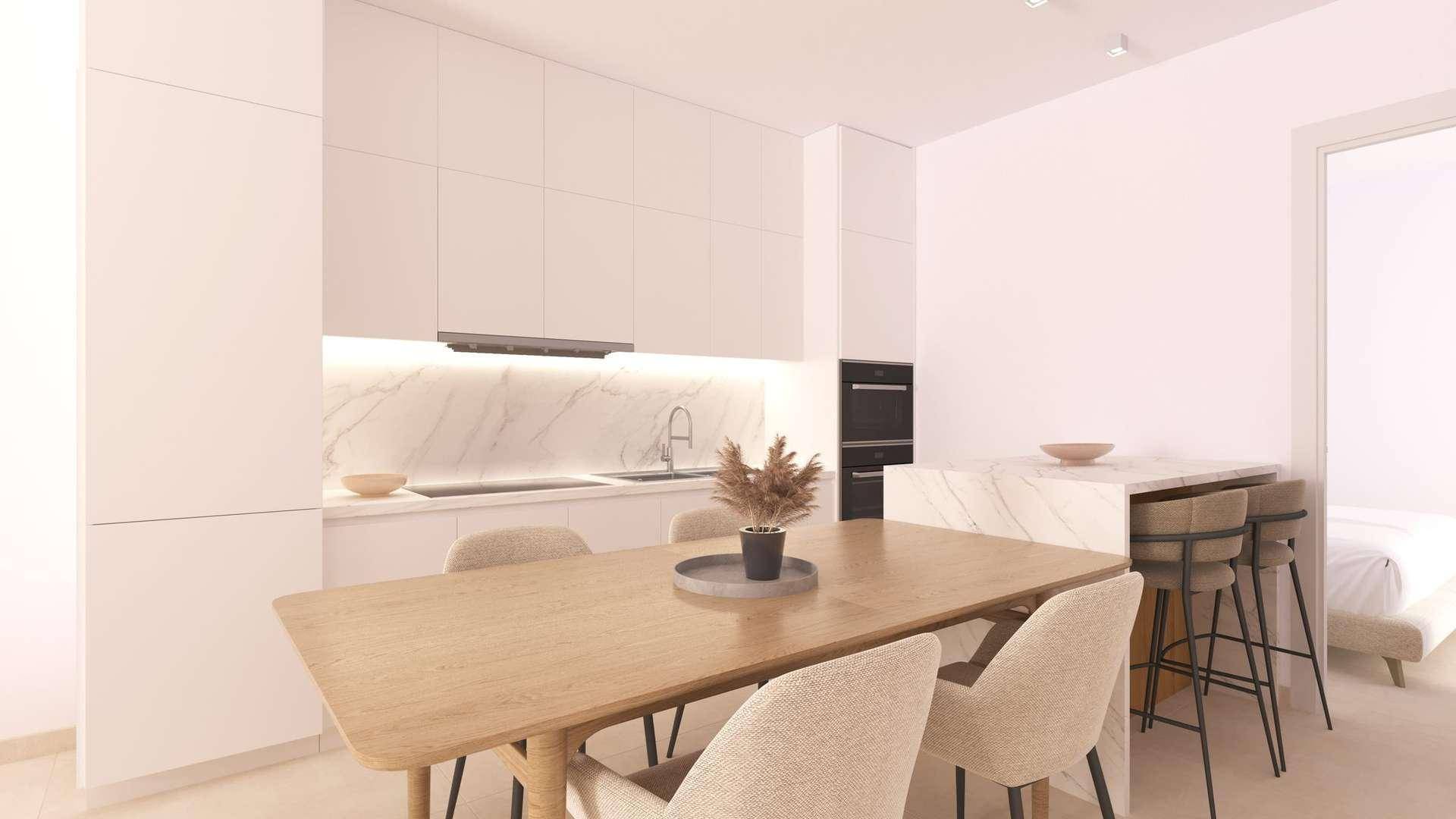 Moderne Küche mit weißen Schränken, Marmorarbeitsplatten, Esstisch und Frühstücksbar.