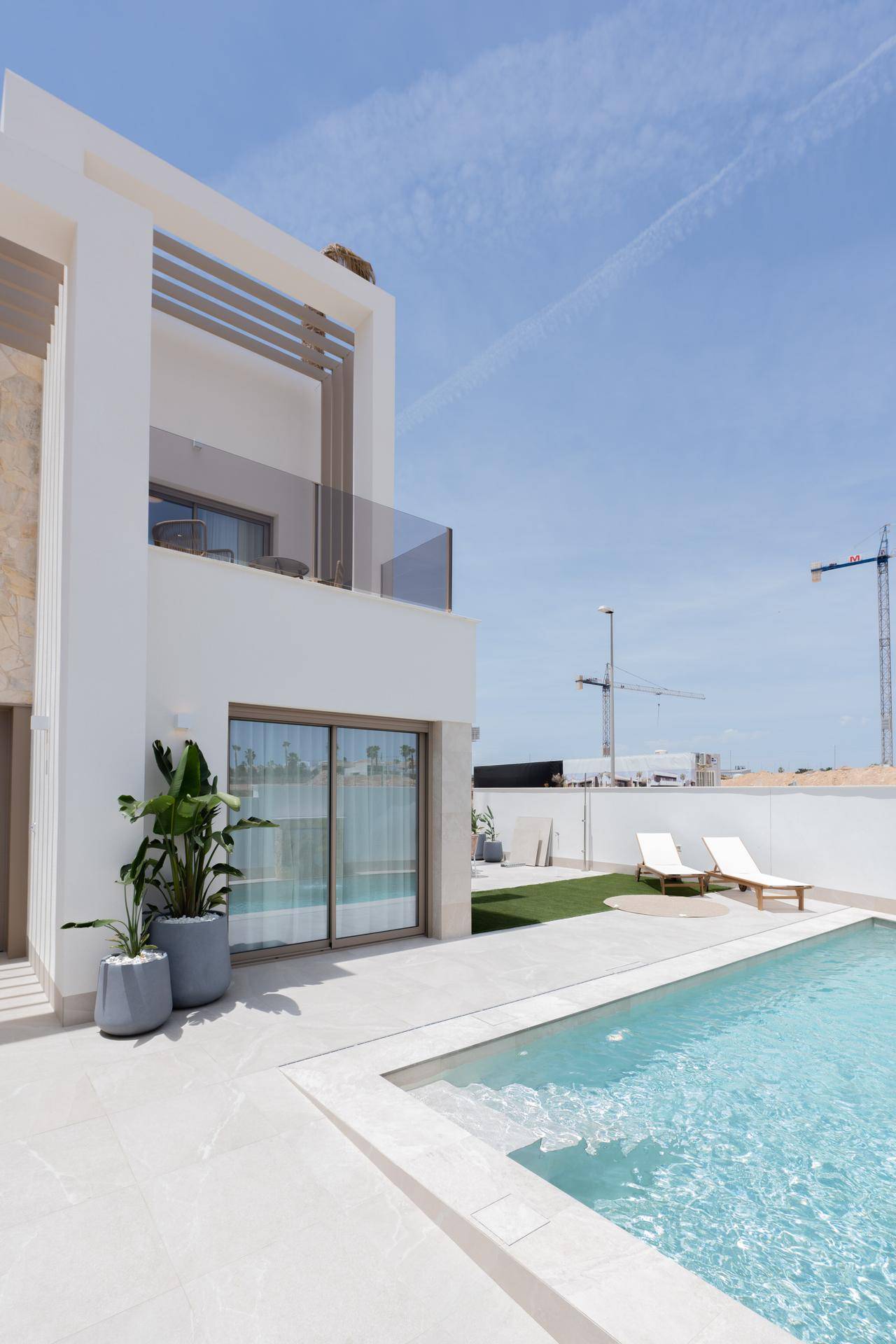 Moderne Villa mit privatem Pool, Sonnenterrasse und Blick auf die Umgebung.
