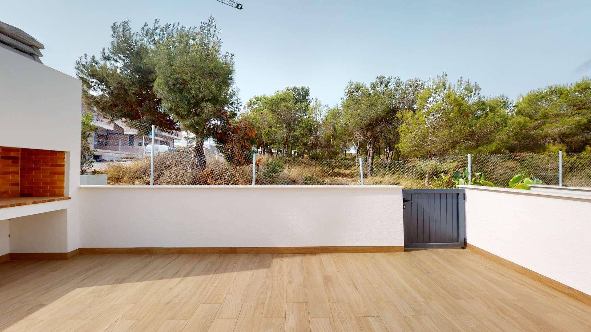 Erdgeschoss-Terrasse mit Holzfußboden, Grillbereich und direktem Zugang zur Natur.