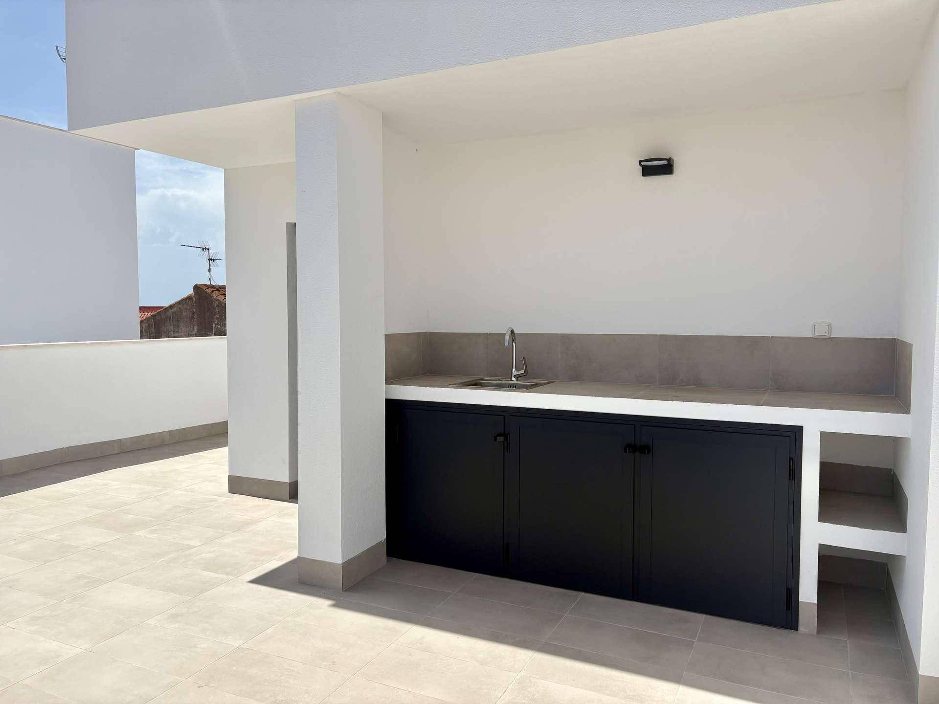 Dachterrasse mit integrierter Außenküche und viel Platz für Unterhaltung im Freien.