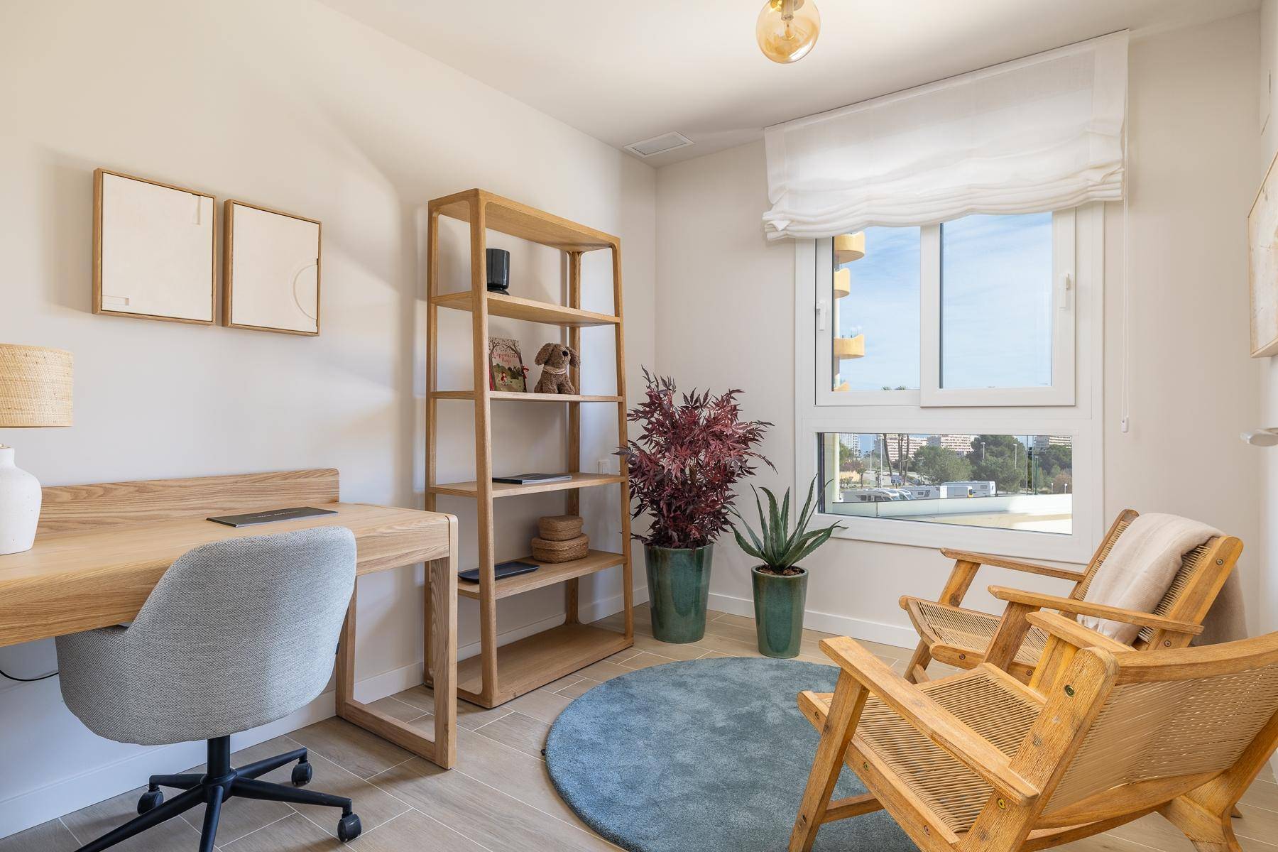 Modernes Arbeitszimmer mit Holzschreibtisch, Stuhl, Regal und Pflanzen, mit Blick nach draußen.