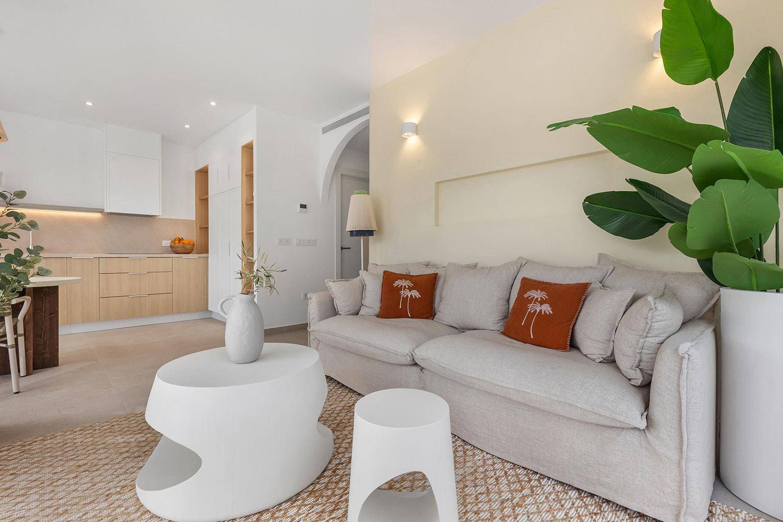Offener Wohn- und Küchenbereich mit modernem Sofa und stilvoller Dekoration.