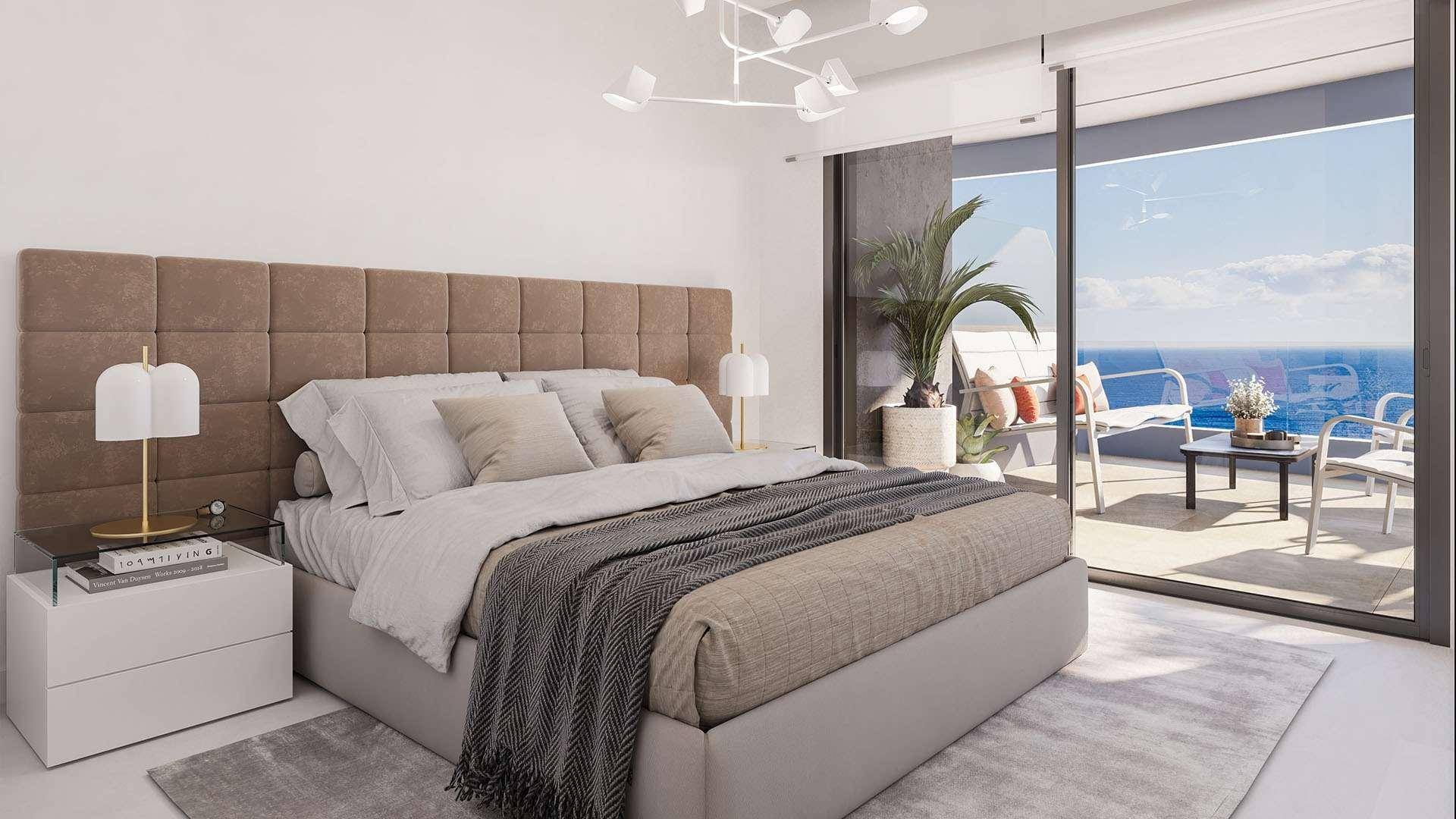 Modernes Schlafzimmer mit großem Bett, eleganten Nachttischen und Balkonzugang mit weitem Meerblick.