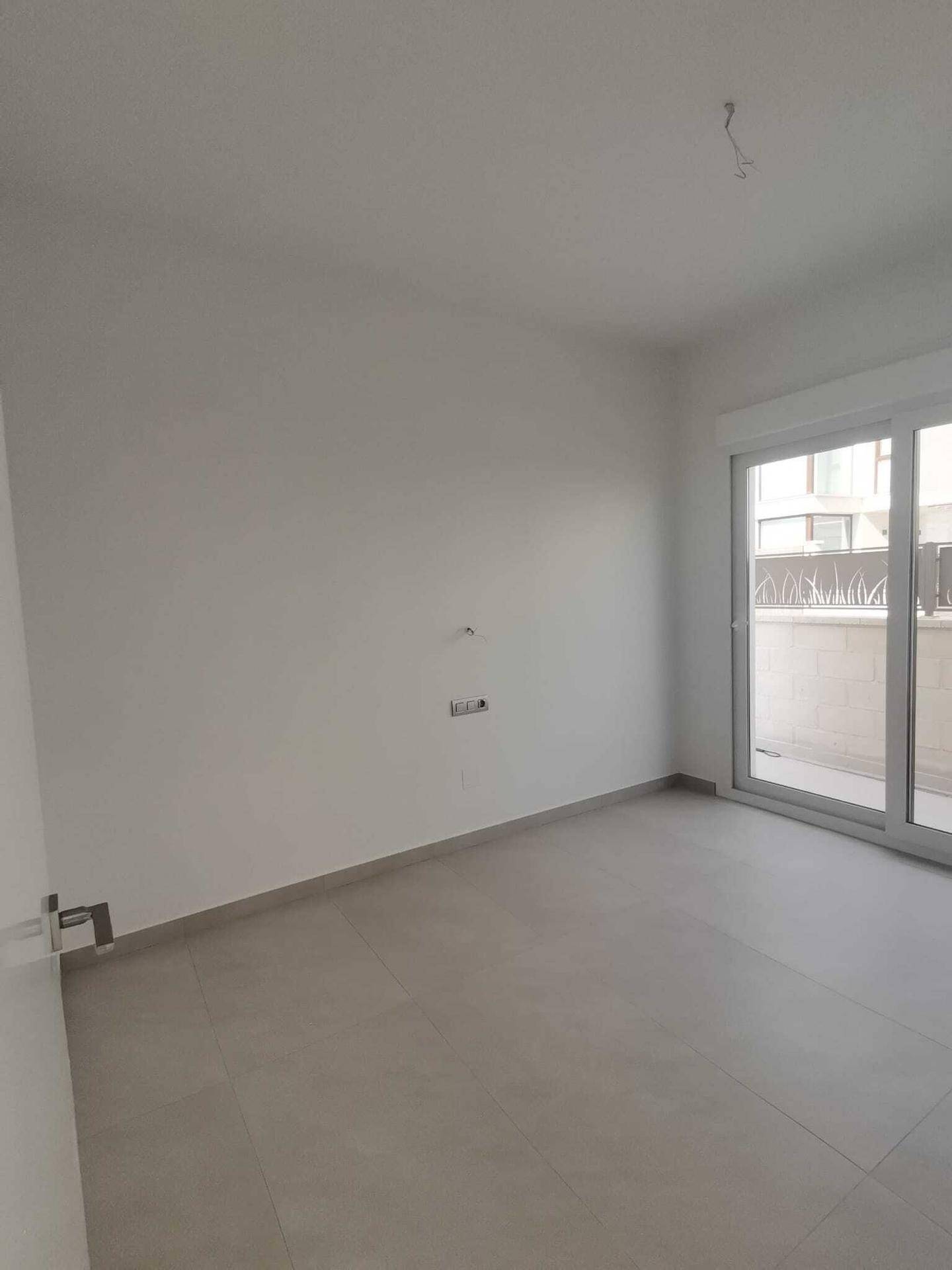 Helles Schlafzimmer mit Zugang zum Balkon und viel natürlichem Licht, einladend und geräumig.