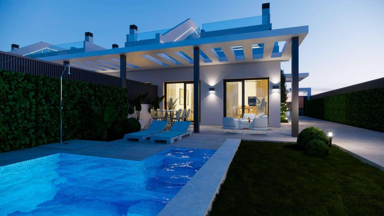 Privater Gartenbereich mit Swimmingpool, Liegestühlen und überdachter Terrasse für Entspannung.