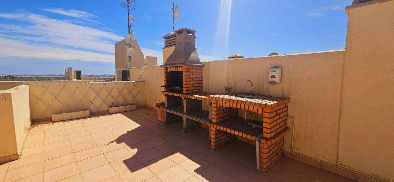 Weitläufige Dachterrasse mit integriertem Grill und Spülbecken, ideal für Outdoor-Kochen.