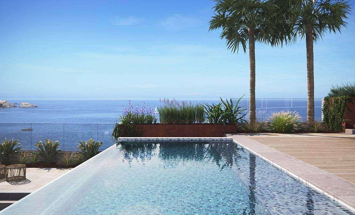 Atemberaubender Infinity-Pool mit direktem Blick auf das weite Meer und die Küstenlandschaft.