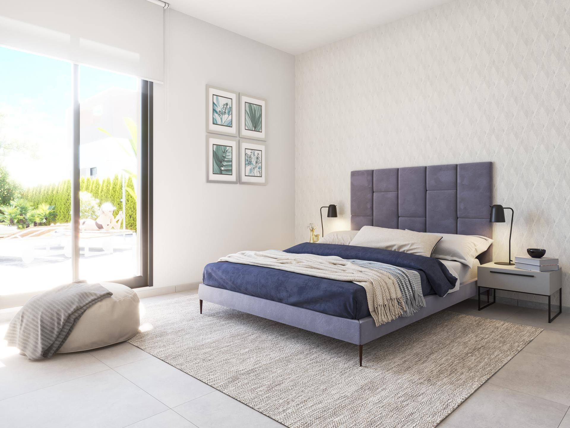 Geräumiges Schlafzimmer mit großem Bett, moderner Einrichtung und viel Tageslicht.