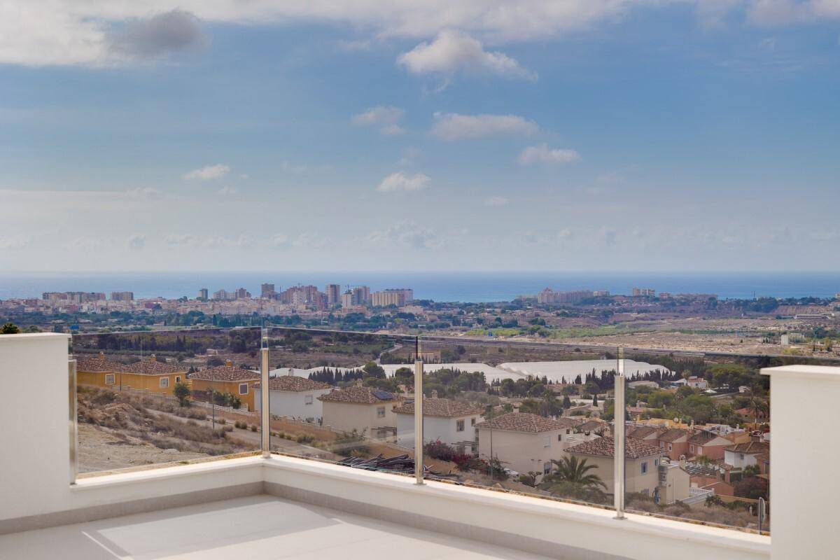 Dachterrasse mit Glasgeländer bietet einen weiten Blick auf die Stadt und das Meer.
