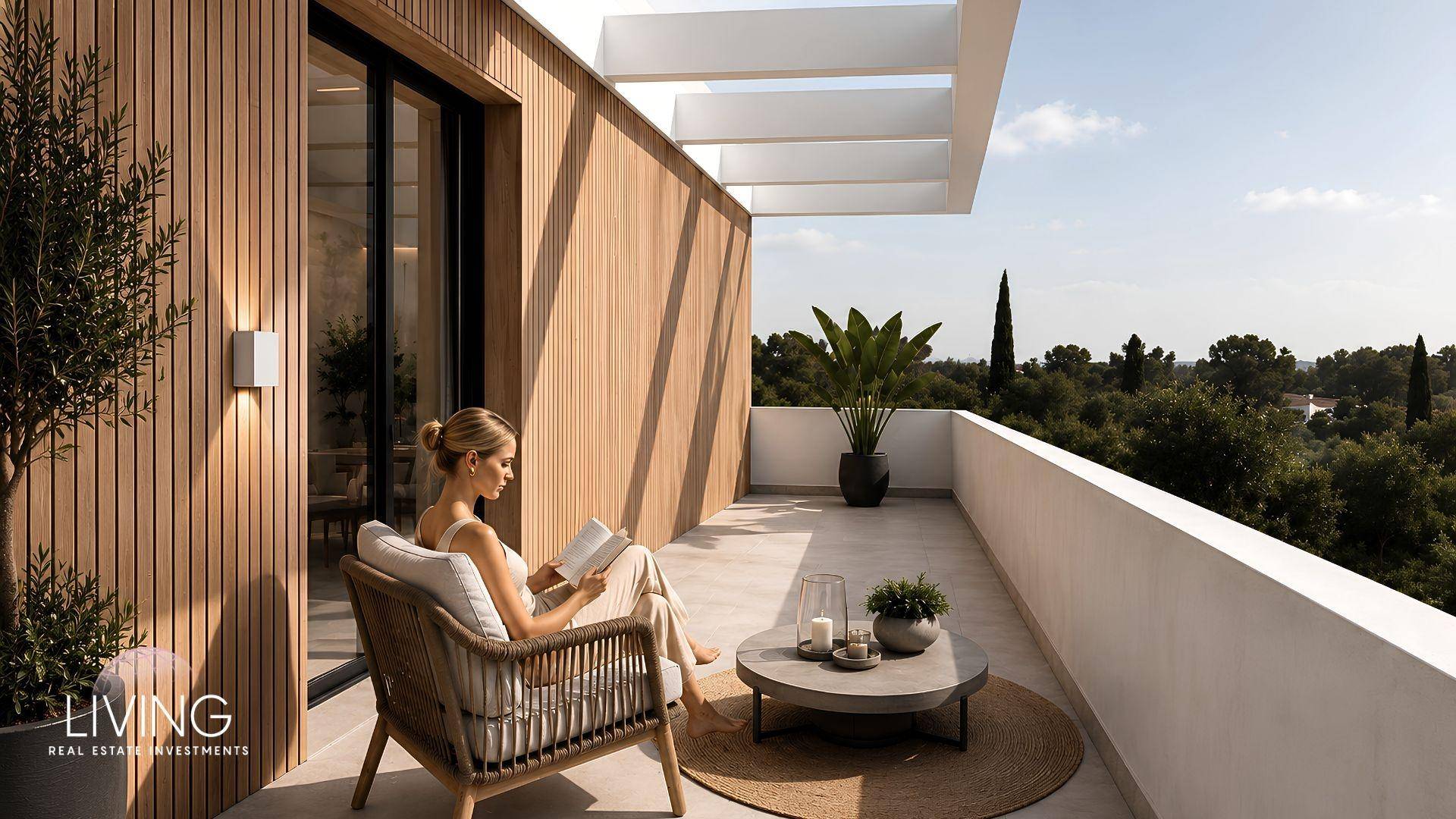 Heller Balkon mit bequemen Sitzgelegenheiten und weitem Blick, ideal zum Lesen und Entspannen.
