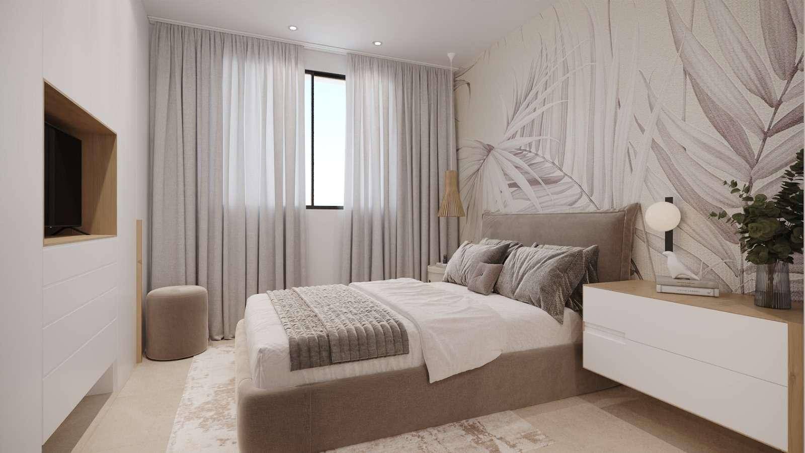 Modernes Schlafzimmer mit großem Bett, dekorativer Wandtapete und hellen Vorhängen am Fenster.