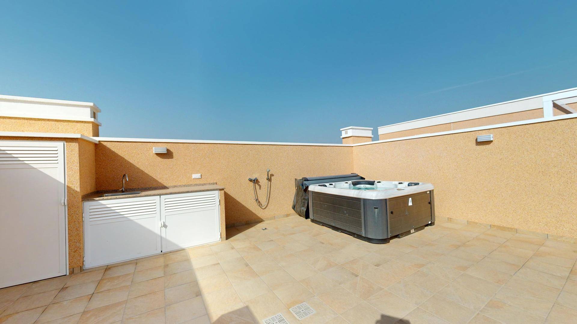Exklusive Dachterrasse mit Whirlpool, Außenküche und viel Platz für Unterhaltung im Freien.