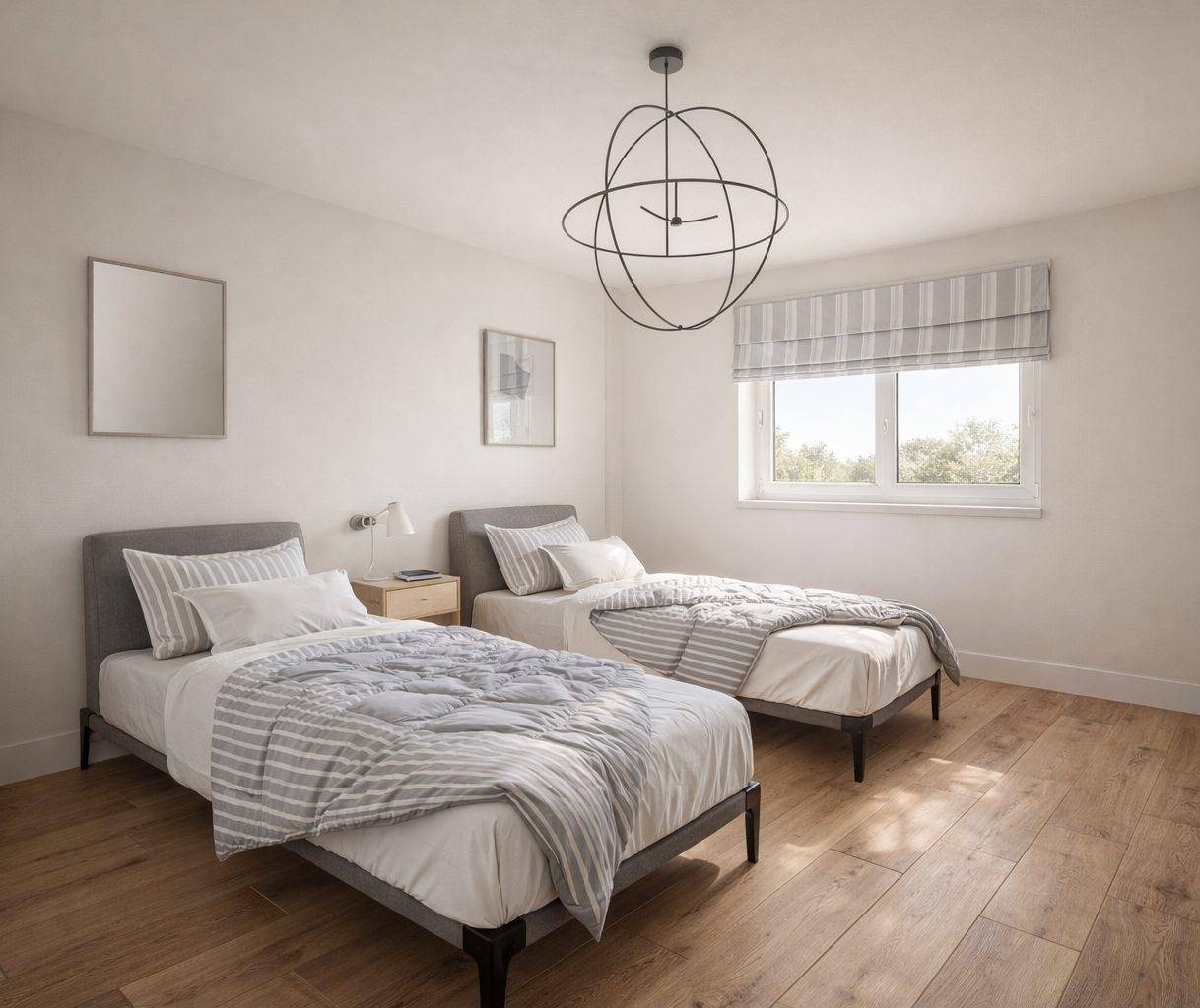Helles Schlafzimmer mit zwei Einzelbetten, Holzboden und modernem Deckenlicht.