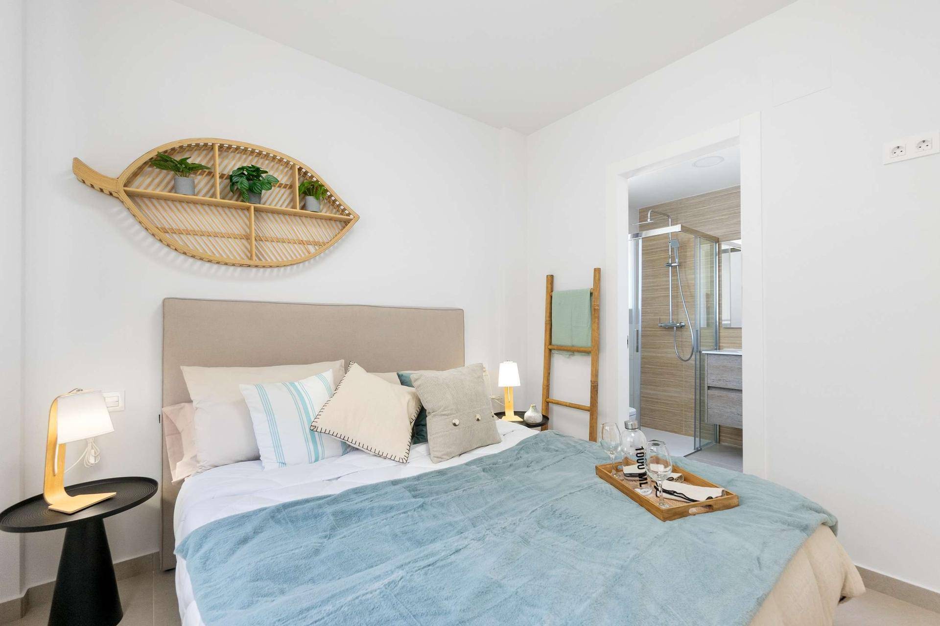 Gemütliches Schlafzimmer mit Doppelbett und direktem Zugang zu einem Ensuite-Badezimmer.