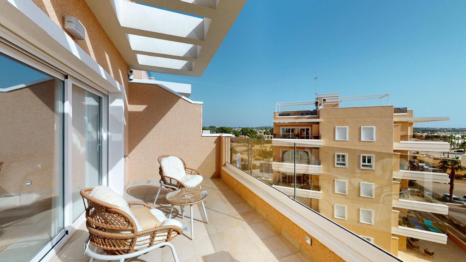 Geräumiger Balkon mit Sitzgelegenheiten und weitem Blick über die Umgebung.