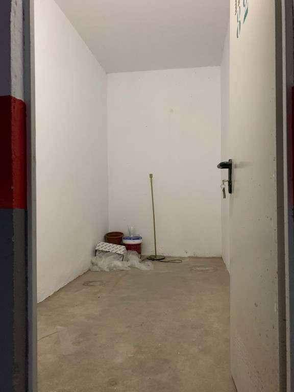 Leerer Abstellraum im Keller mit Betonboden, ideal für zusätzlichen Stauraum.