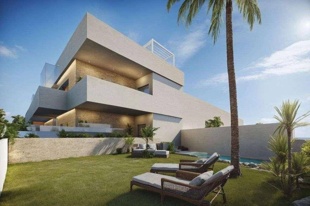 Moderner Gartenbereich mit Liegestühlen, Rasenfläche und einem kleinen Pool neben der Villa.