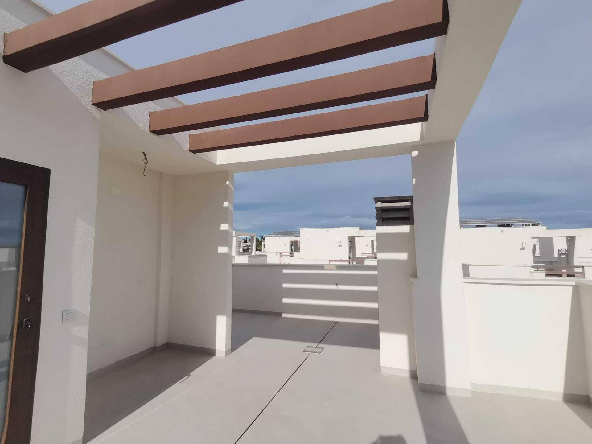 Überdachte Terrasse mit Pergola, ideal für entspannte Stunden im Freien und Schutz vor der Sonne.