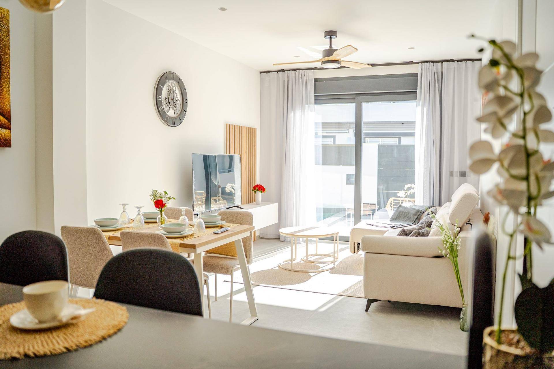 Heller offener Wohn- und Essbereich mit viel Tageslicht und Zugang zur Terrasse.