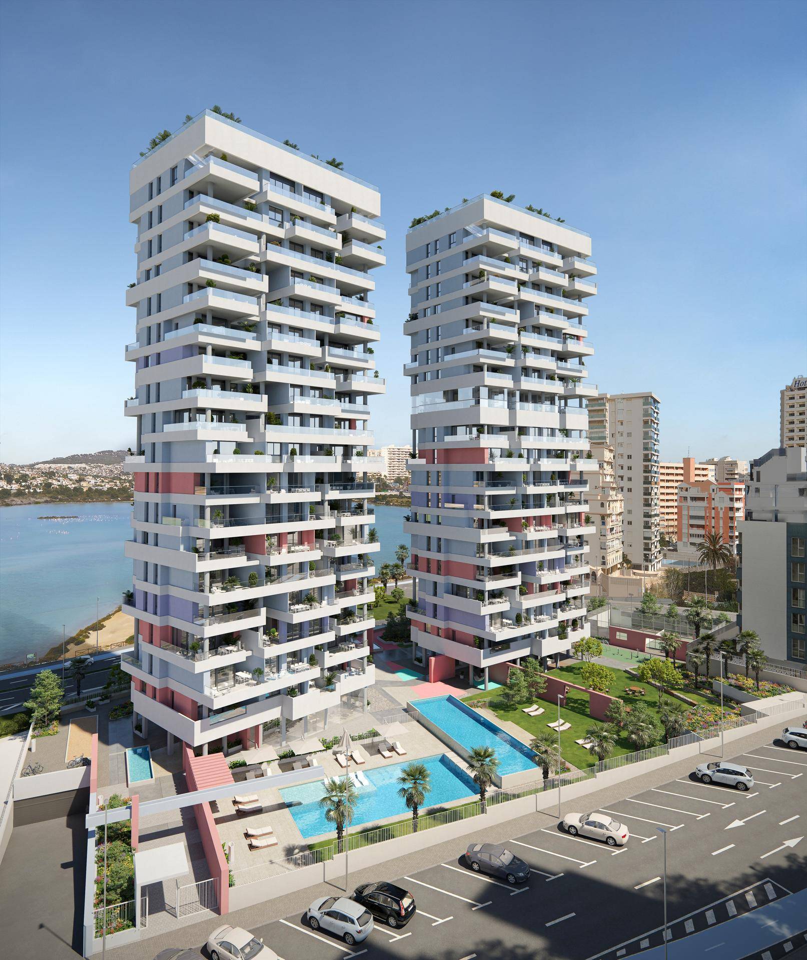 Luftaufnahme der modernen Apartmenttürme mit Poolbereich und angrenzendem Gewässer.