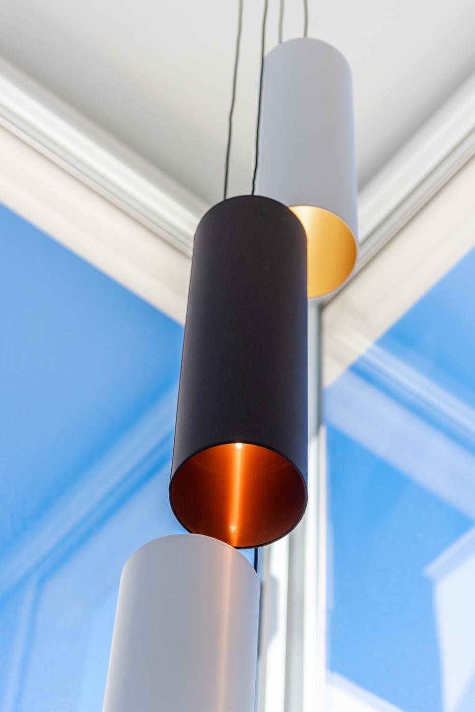 Moderne Hängelampen mit zylindrischem Design, die den Raum stilvoll beleuchten.