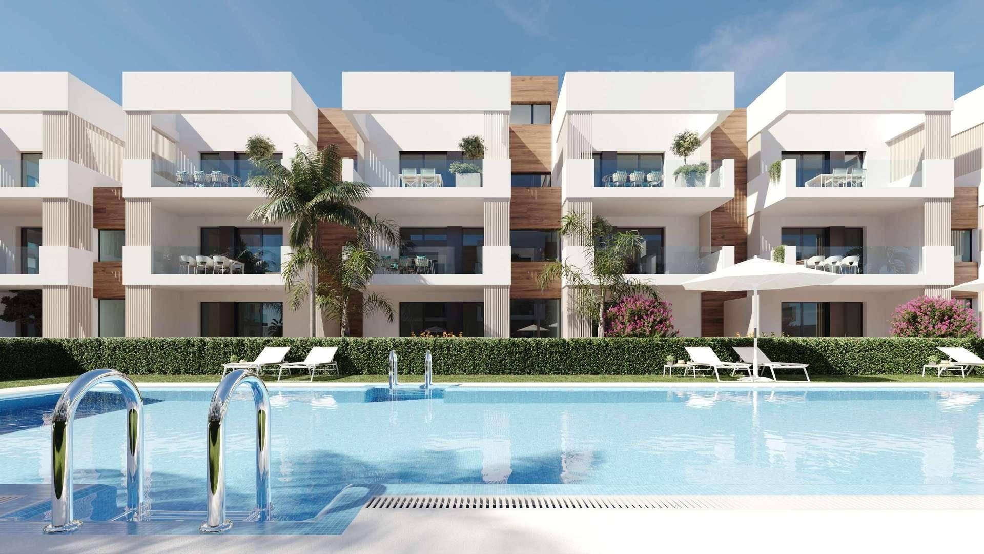 Ansicht der modernen Wohngebäude mit Balkonen und einem großen Gemeinschaftspool.
