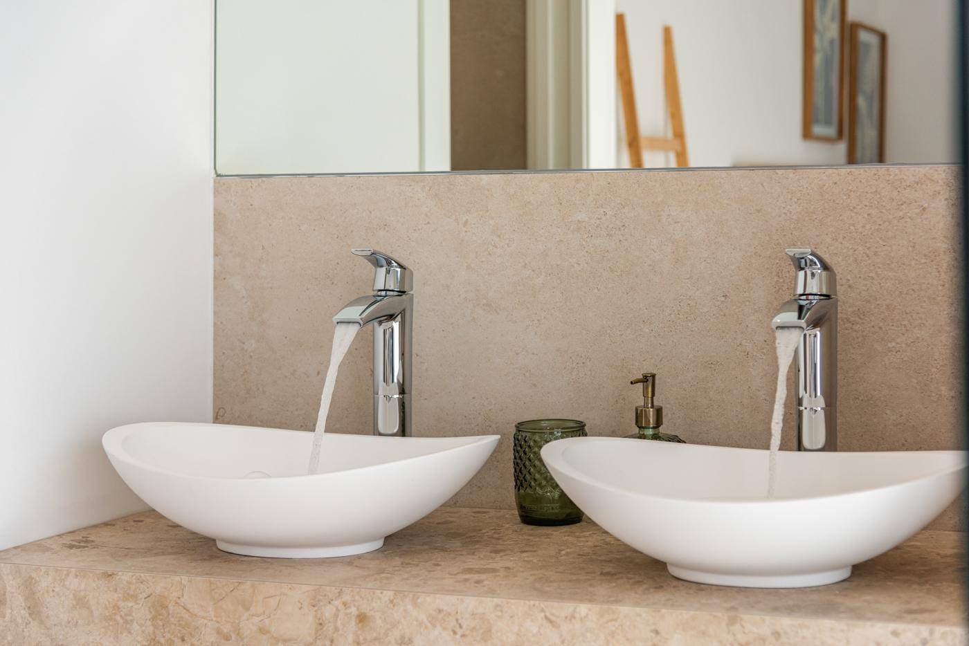 Modernes Badezimmer mit Doppelwaschbecken und Naturstein-Arbeitsplatte.