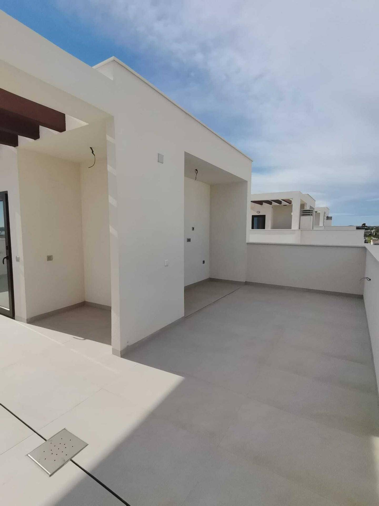 Große, unmöblierte Dachterrasse mit viel Potenzial für eine individuelle Gestaltung und Nutzung.