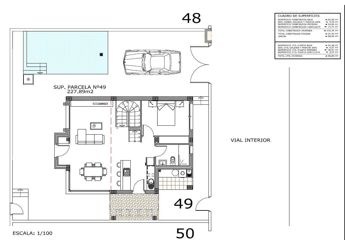 Grundriss des Erdgeschosses mit Pool, Parkplatz und offenem Wohnbereich, detailliert dargestellt.