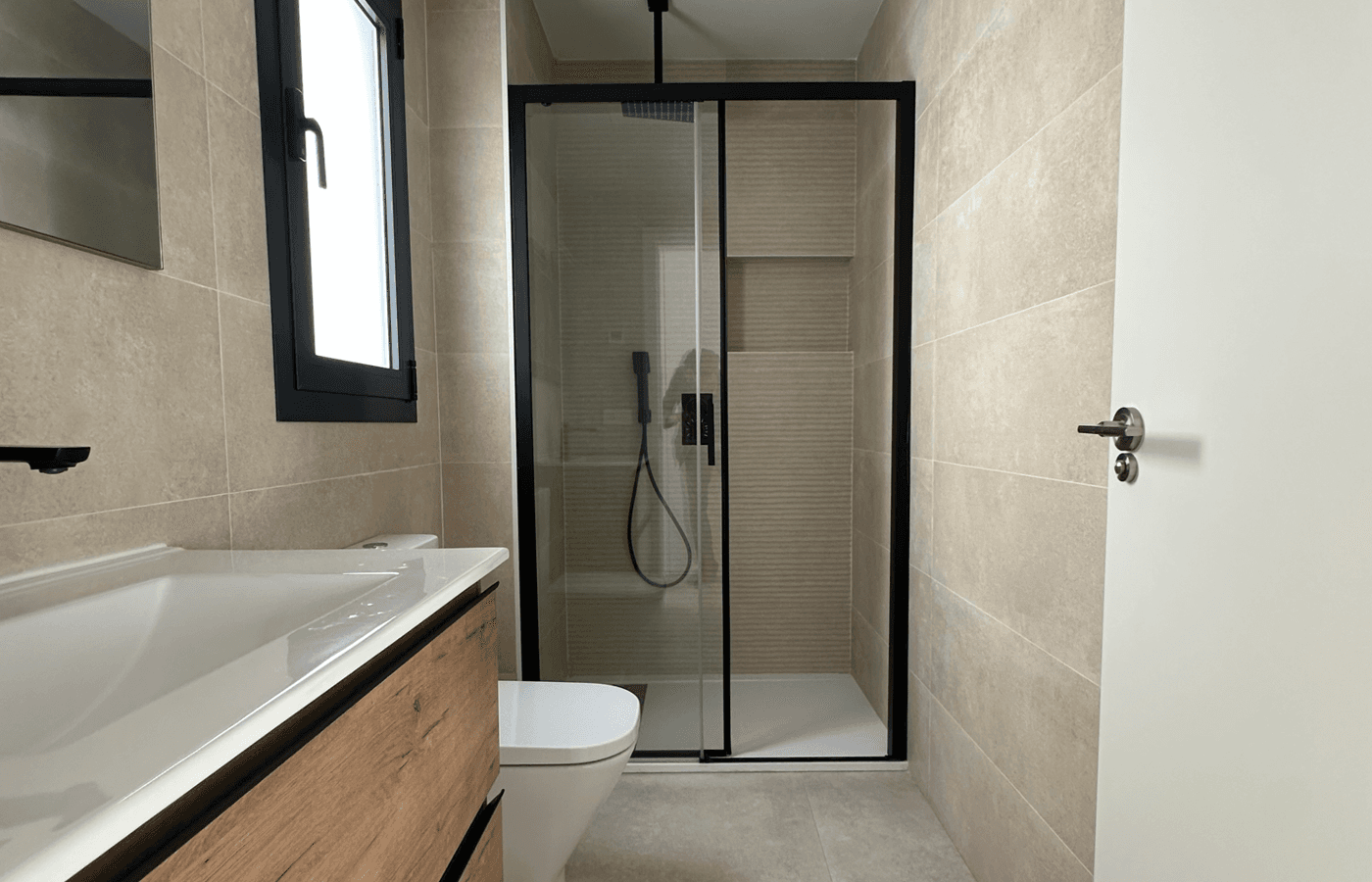 Modernes Badezimmer mit begehbarer Dusche, Holzwaschtisch und Fenster.